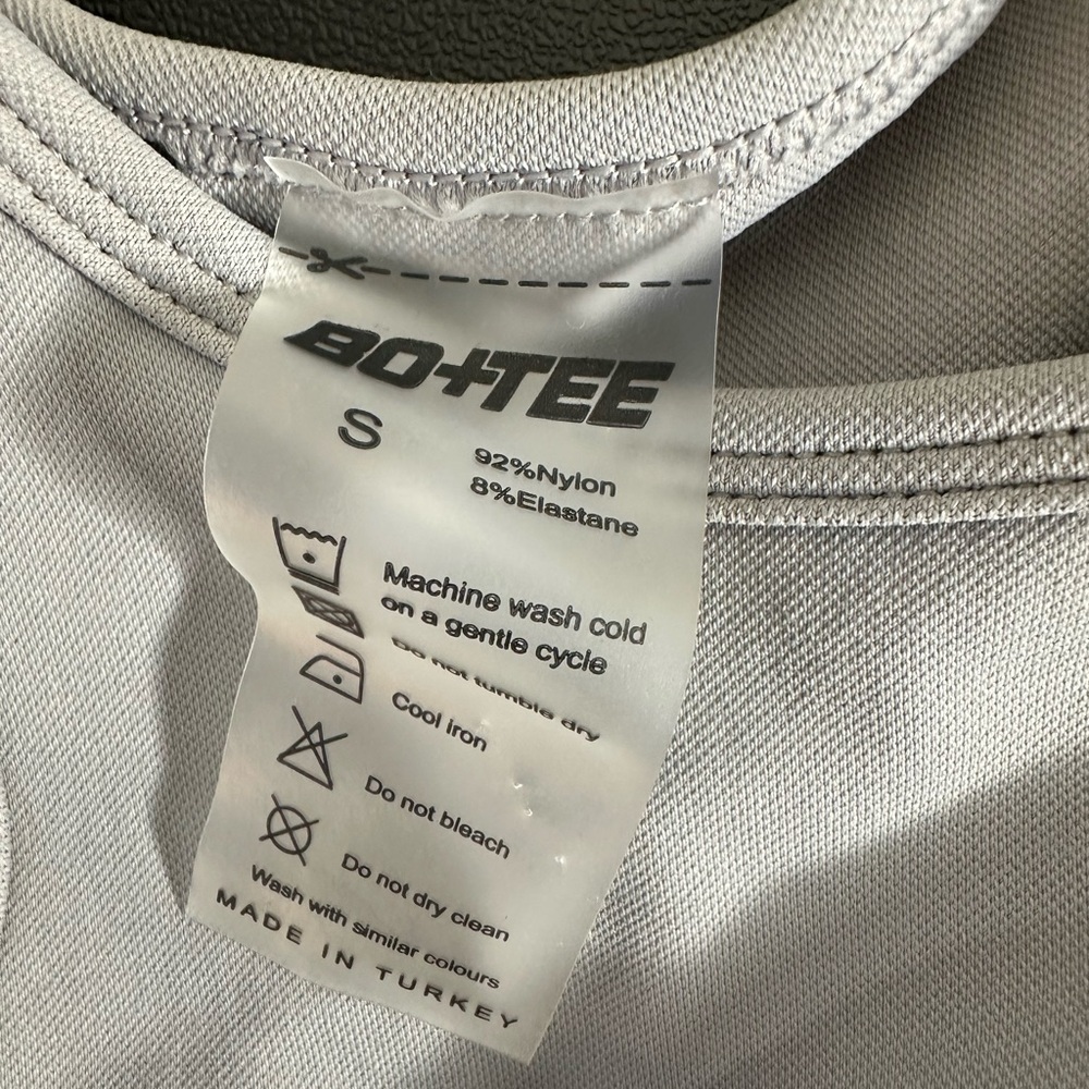 Bo + Tee Seamless Racerback Crop Top in Silver size small NWT - Picture 5 of 5